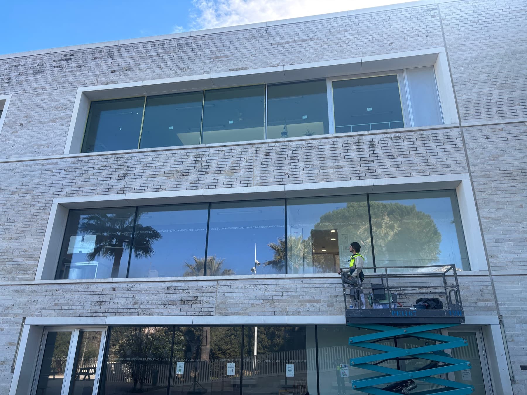 École primaire à Cannes traitée au vernis Azur Reflect
